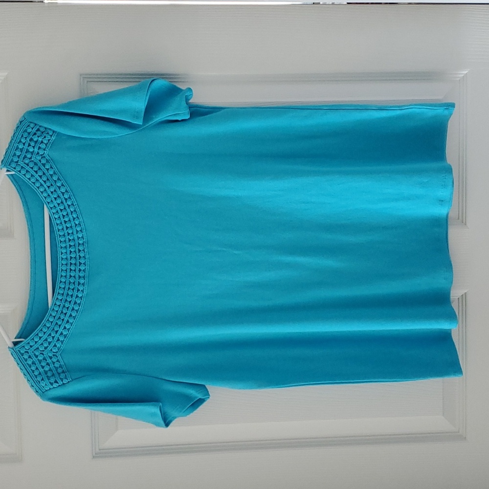 Women's Croft and Barrow short sleeve pullover top. Blue. Large